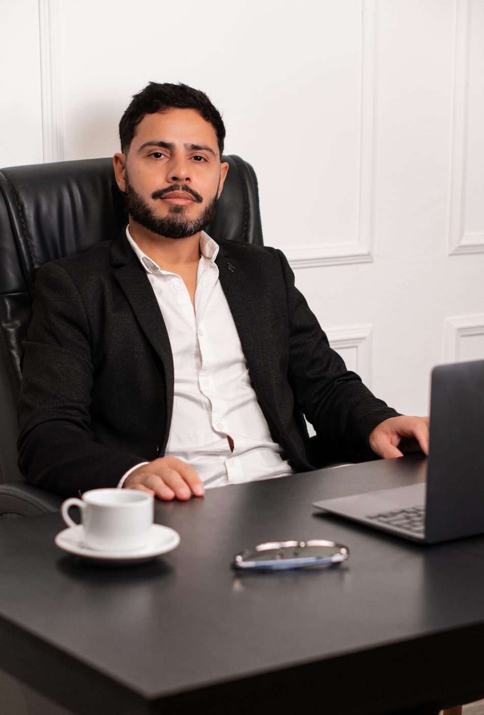 Maurício Antonio Correia à mesa de trabalho